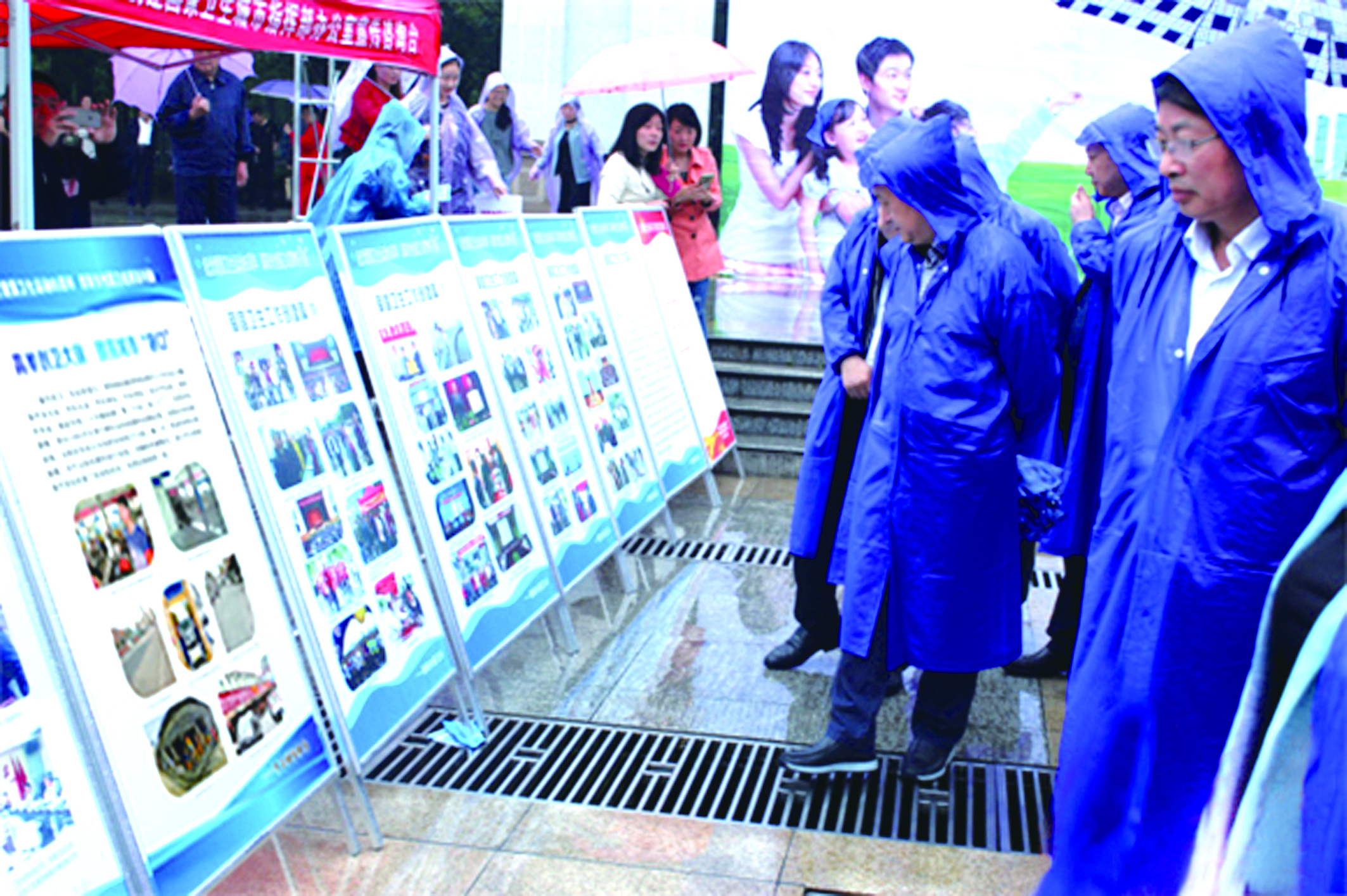 圖為市民冒雨在觀看我司圖文并茂創(chuàng)衛(wèi)成果展板。