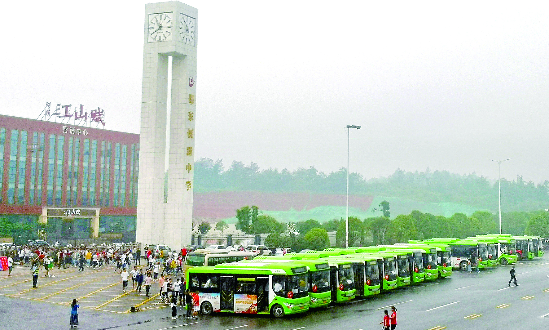 愛心送考 多方給力 邵東公汽 （尹向連報(bào)道） 為認(rèn)真貫徹落實(shí)邵東縣高考交通運(yùn)輸保障工作會(huì)議精神，確保2019年高考接送工作安全、平穩(wěn)、萬(wàn)無(wú)一失，邵東公汽公司領(lǐng)導(dǎo)未雨綢繆，提前要求車隊(duì)做好應(yīng)急預(yù)案。高考前夕，該公司對(duì)全部運(yùn)營(yíng)車輛進(jìn)行安全檢查；對(duì)駕駛員進(jìn)行培訓(xùn)教育，加強(qiáng)了路檢路查，加大了對(duì)“三品”的檢查力度；要求所有的駕駛員“無(wú)聲”駕駛，特別是在靠近考點(diǎn)位置，嚴(yán)禁公交車?guó)Q笛，并調(diào)低了報(bào)站聲音，在調(diào)度中心后臺(tái)，循環(huán)發(fā)送降噪提醒，為考生營(yíng)造一個(gè)安靜的考試環(huán)境。 同時(shí)，該公司就運(yùn)力安排、車輛安全、優(yōu)質(zhì)服務(wù)、照顧考生等方面做了全面部署，并協(xié)調(diào)交警就送考車輛行駛線路做了具體規(guī)劃。另規(guī)定高考期間，憑準(zhǔn)考證的考生與陪考家長(zhǎng)可以一起免費(fèi)乘坐公交車。 據(jù)悉，本次共派出近100輛新能源純電動(dòng)公交車為5000多名莘莘學(xué)子提供接送服務(wù)，贏得了服務(wù)學(xué)校領(lǐng)導(dǎo)及家長(zhǎng)的點(diǎn)贊。