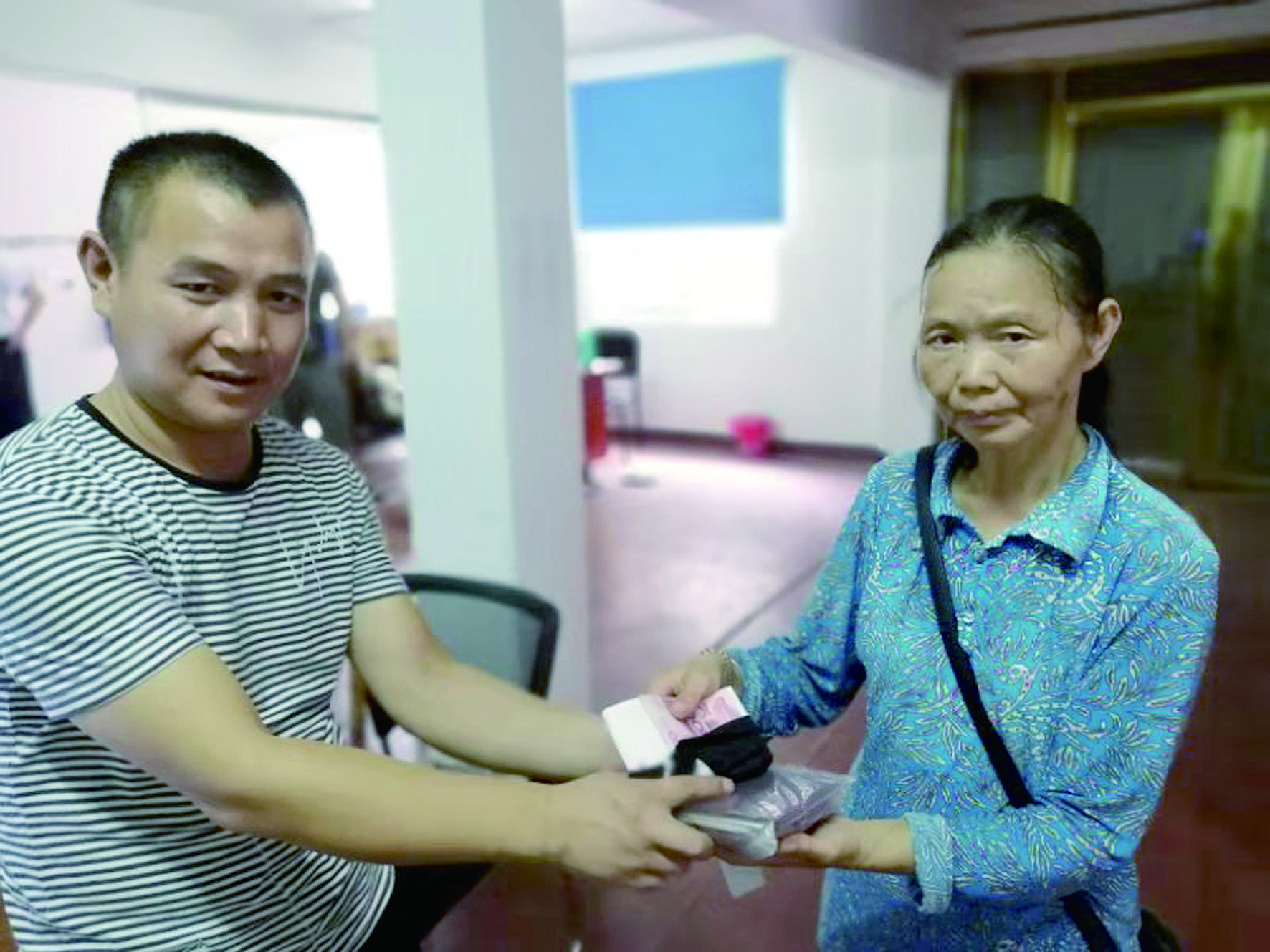 點(diǎn)贊！6500元現(xiàn)金完璧歸趙 （王智春 李高雄報(bào)道）